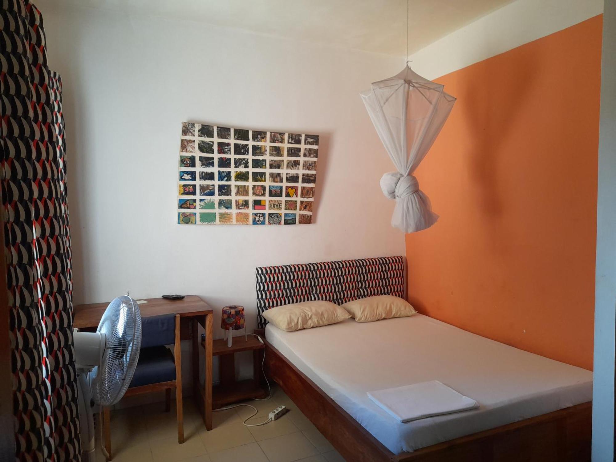 Karls Guesthouse Cotonou Værelse billede